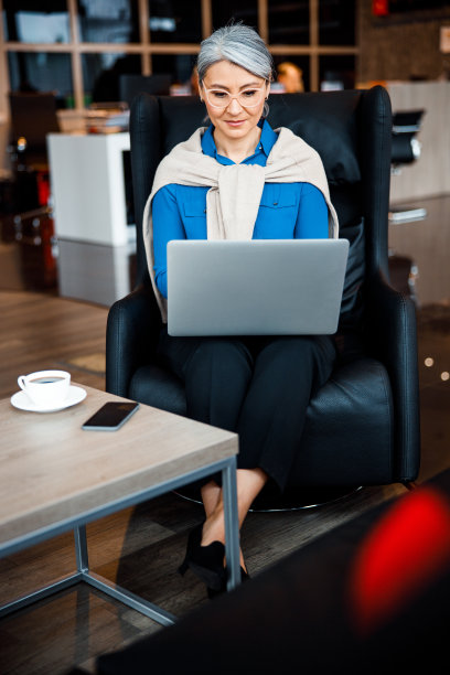 工作人员用笔记本电脑在办公室大堂库存照片图片下载