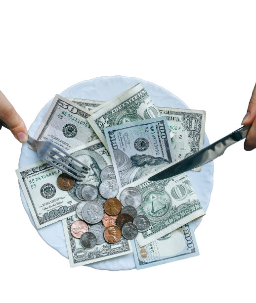 钱躺在盘子上，刀叉孤立在白色的背景上。美元的照片。贪婪腐败的概念。贿赂的想法。人吃钞票。1角和1分硬币。图片下载