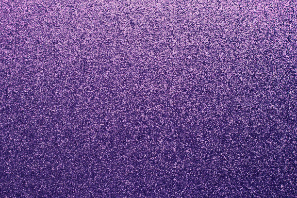 颗粒状紫色光泽的背景。织物闪耀,纹理。梯度在纺织品、服装上。闪闪发光的墙。材料图案、金属箔、装饰。图片下载