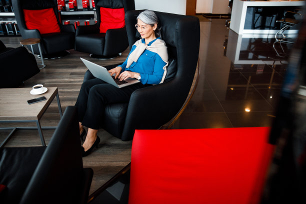 在办公室大堂工作，感觉不错的股票照片图片下载