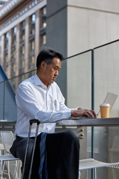 澳大利亚商人在外面用笔记本电脑工作图片下载