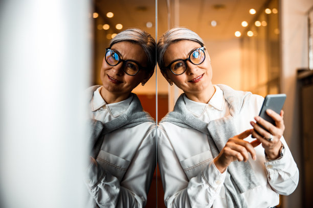 心情愉快的办公室职员和智能手机库存照片图片下载