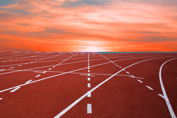 跑步跑道上的日落背景的蓝天和云彩图片下载