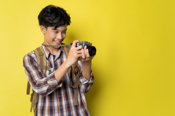 亚洲人看起来英俊的游客，他在微笑。图片下载