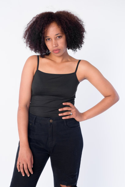 年轻美丽的非洲妇女的肖像，手放在臀部图片下载