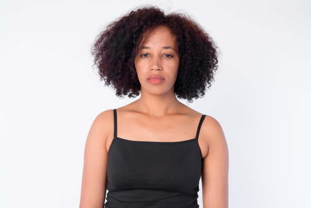 年轻美丽的非洲女人看着镜头的脸图片下载