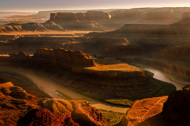 日落时分，美国犹他州科罗拉多河和峡谷地上空的死马点图片下载