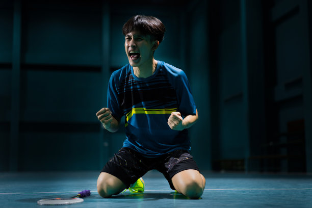 亚洲羽毛球运动员很高兴他赢得了比赛图片下载