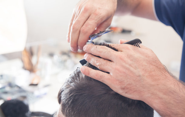 理发师在美容院做时髦的发型。图片下载