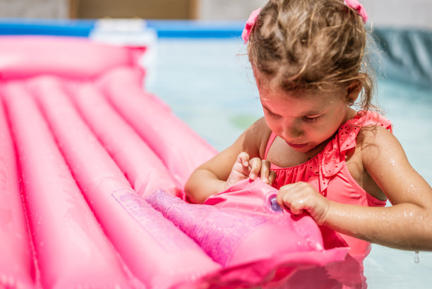 孩子们在游泳池里玩游戏图片下载