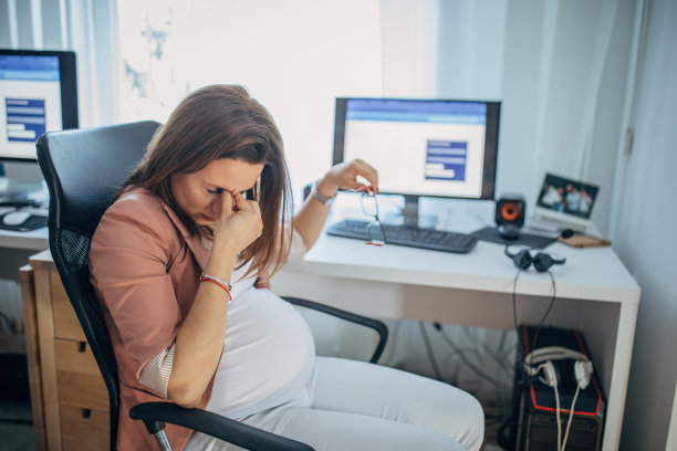 怀孕的女商人头痛图片下载