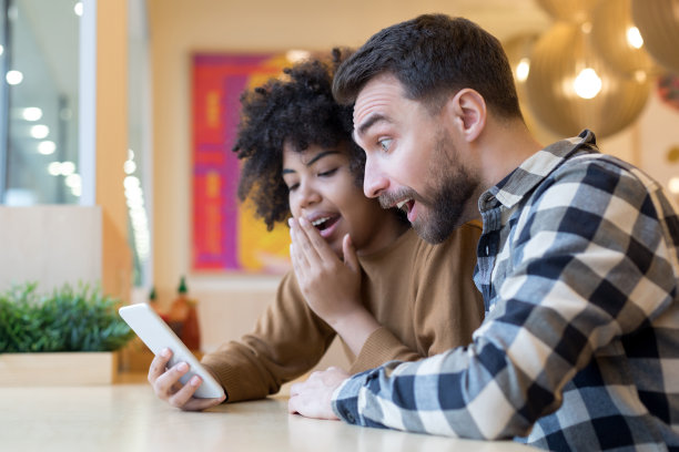 一对年轻夫妇在当地的咖啡店享受他们的约会图片下载