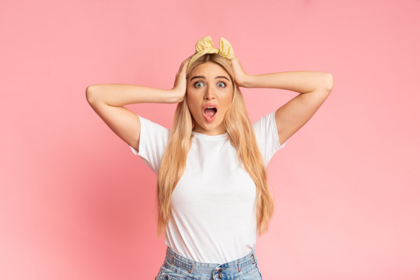 惊讶的青少年看着镜头抓着头图片下载