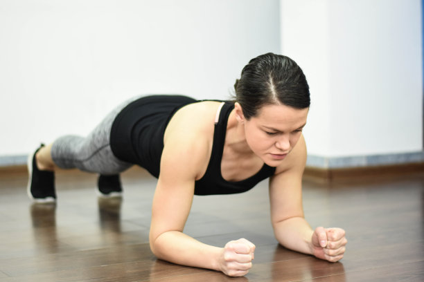 年轻女子在健身房做运动图片下载