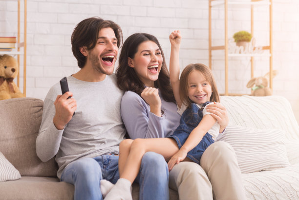 家人一起为运动欢呼，在家看足球比赛图片下载