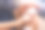 三口之家握着纸房子的特写图片下载