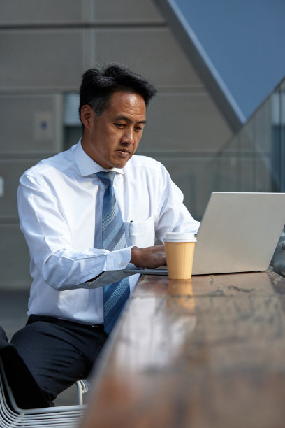 澳大利亚商人在外面用笔记本电脑工作图片下载