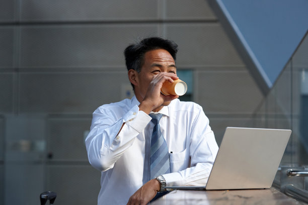 澳大利亚商人在外面用笔记本电脑工作图片下载