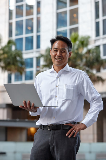 澳大利亚商人站在城市里用笔记本电脑工作图片下载