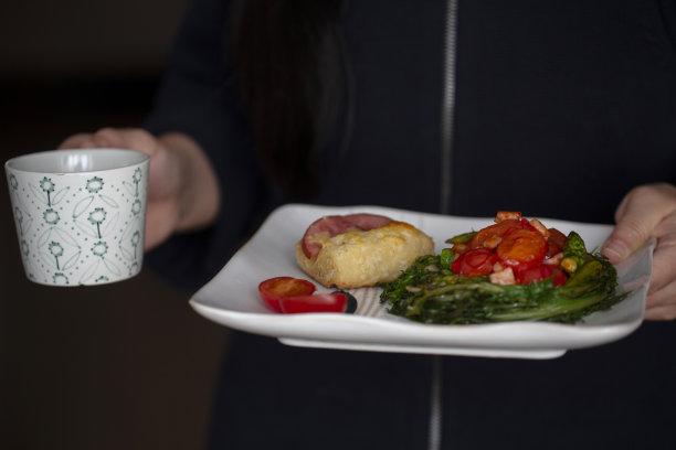 自制早餐:火腿包，炸番茄和蔬菜图片下载