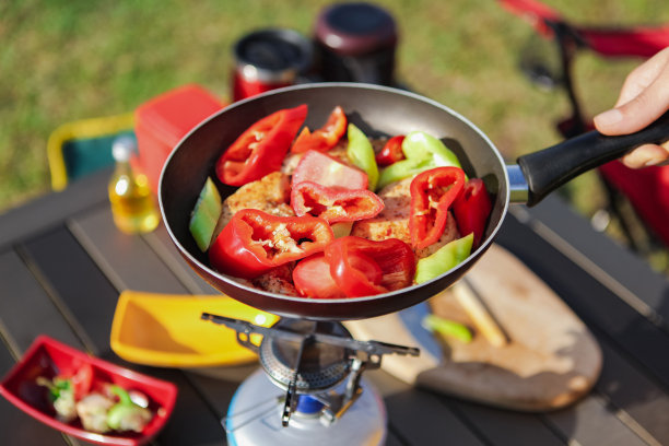 炸鸡胸肉。用煎锅煮的家禽牛排图片下载