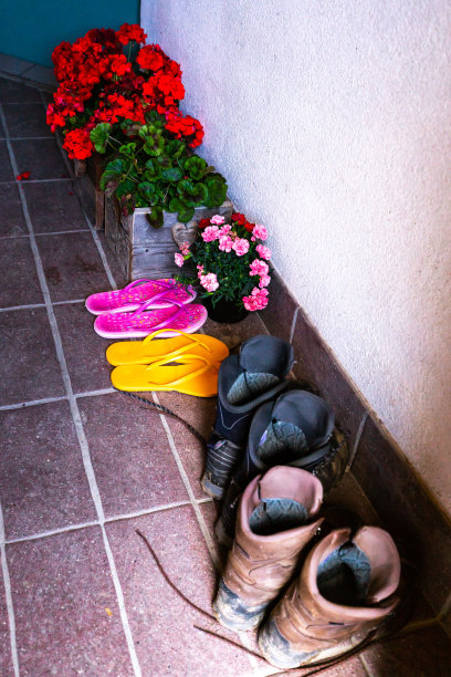 四双鞋，结实的登山靴和柔软的拖鞋，作为对比。图片下载