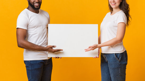 在异族配偶的手中，你的广告的白色空白公告牌图片下载