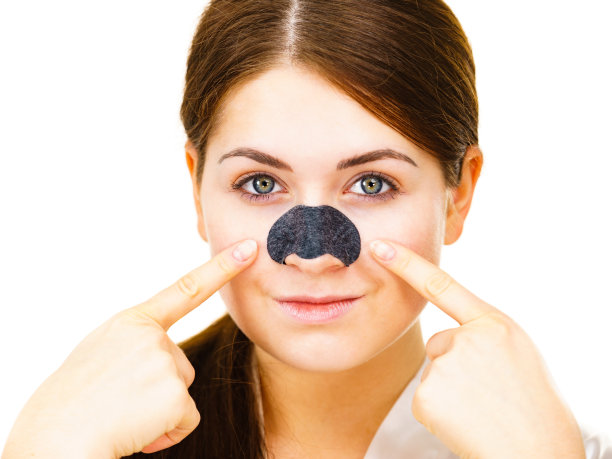 女人在鼻子上涂毛孔贴图片下载