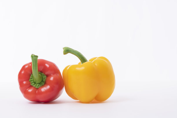 红色和黄色的灯笼椒在一个明亮的背景图片下载