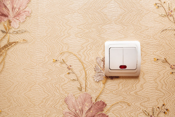漂亮的白色灯光开关在墙上与灯光墙纸图片下载