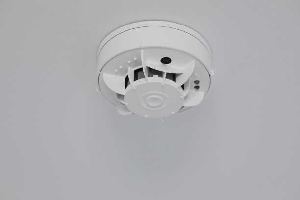 烟雾探测器触发天花板上的火警图片下载
