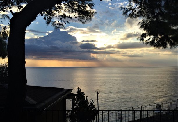 西西里岛的墨西拿:太阳冲破风暴图片下载