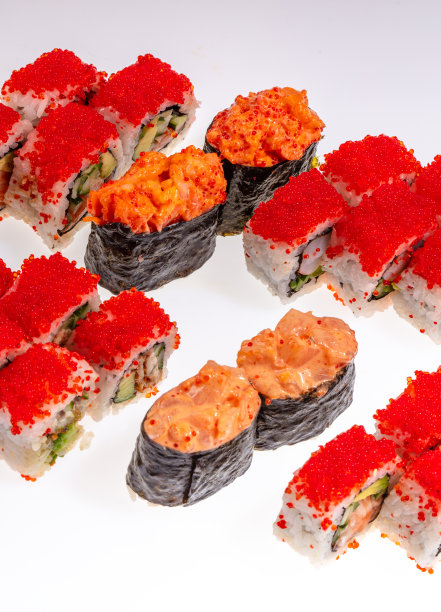 日本寿司孤立在白色的背景。关闭了。工作室的照片。图片下载