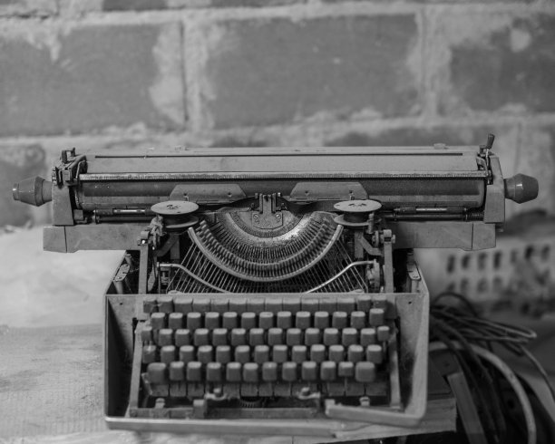 黑白照片。灰尘中老式打字机的特写镜头。图片下载
