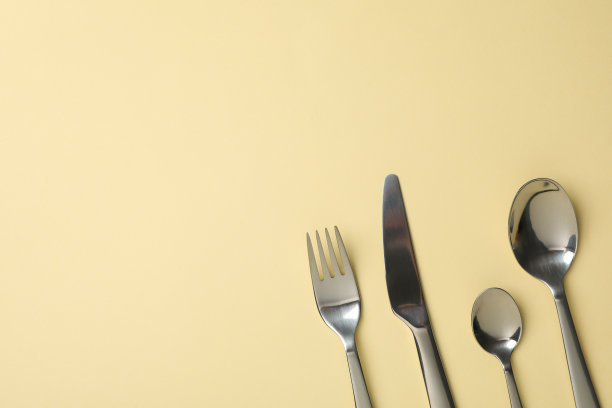 餐具上的米色背景，关闭和文字空间图片下载