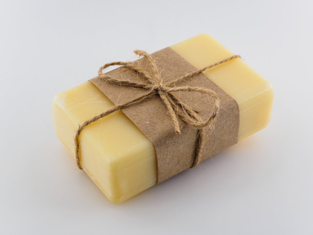 黄色的手工肥皂，用绳子绑在白色的背景上图片下载