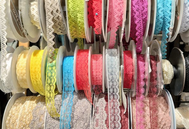 男装:化纤花边卷，小幅，各种颜色。纺织市场。图片下载