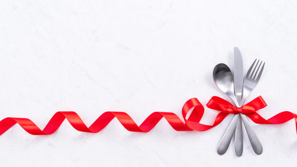情人节，母亲节，节日约会餐，宴会设计理念-白色的盘子和红色的丝带在大理石的背景。图片下载