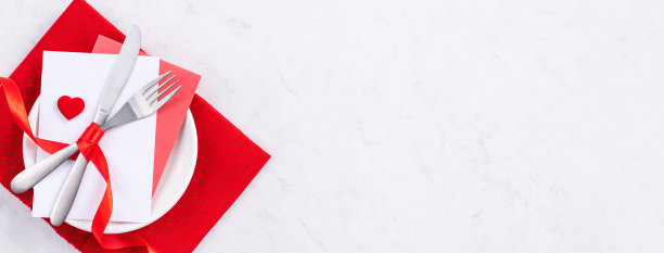 情人节，母亲节，节日约会餐，宴会设计理念-白色的盘子和红色的丝带在大理石的背景。图片下载
