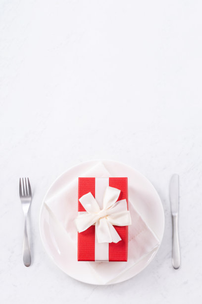 情人节，母亲节，节日约会餐，宴会设计理念-白色的盘子和红色的丝带在大理石的背景。图片下载