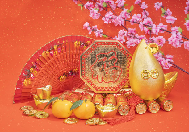 传统中国金鼠雕像鼠，2020年是鼠年，汉字上的装饰翻译:对新年的美好祝福。图片下载