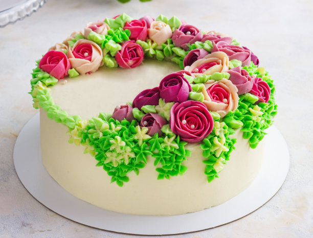 明亮喜庆的白色奶油蛋糕，用鲜艳的花朵做成的结婚蛋糕，专为女性制作。图片下载