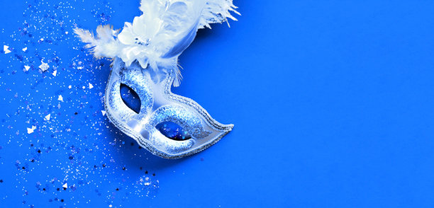 蓝色背景闪光狂欢节面具，有文字空间图片下载
