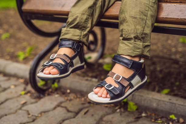 儿童矫形鞋穿在男孩的脚上图片下载