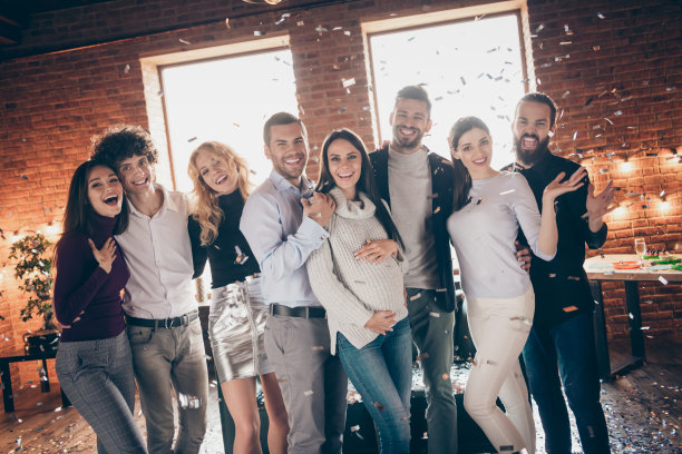 最好的朋友们拥抱在一起庆祝婴儿出生的惊喜派对，问候未来的年轻父母的照片图片下载