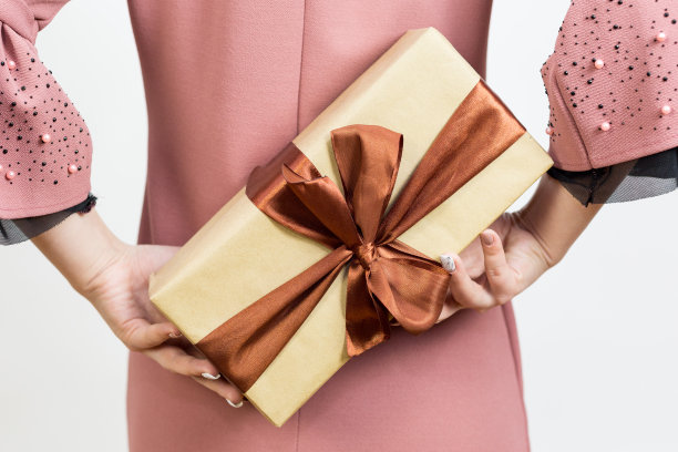 女孩背着礼物。图片下载