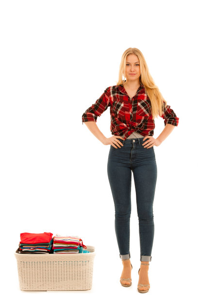 美丽的年轻女子胜利地站着，沐浴着熨烫的衣服，孤立在白色和姿态，我们可以做到图片下载