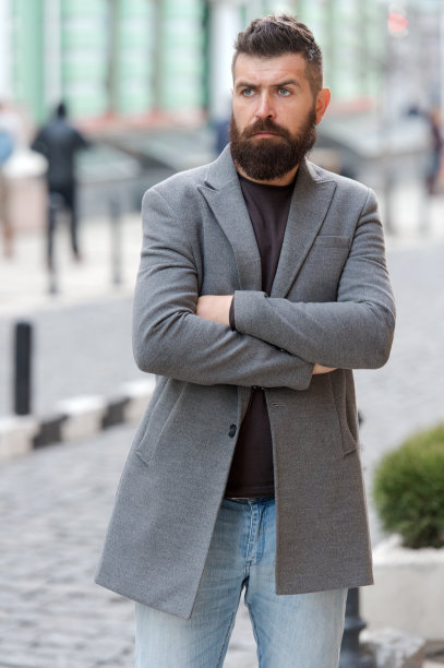 时髦的胡子和小胡子在秋冬季节。留着胡子的男人时髦时髦的外套。大胡子和酷。理发师用小费留胡子。潮人的外表。胡子时尚和理发师的概念图片下载