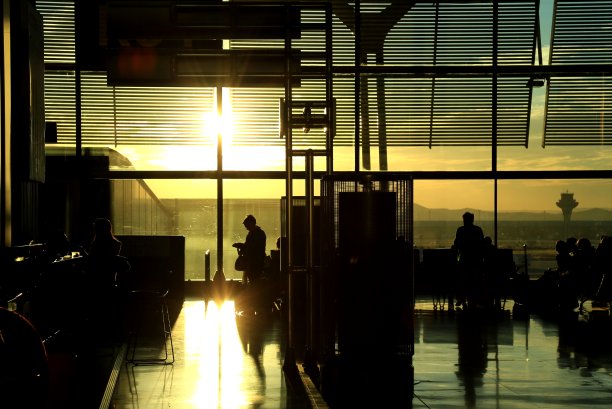 马德里国际机场的日落图片下载