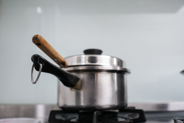 厨房煤气炉上的金属锅。图片下载